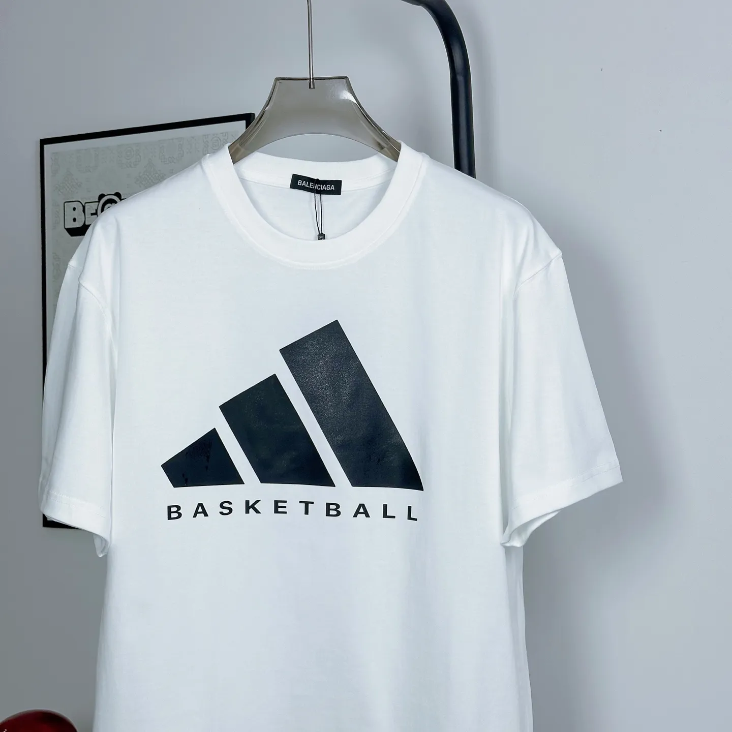 ：KK 10 Originals × T Same Style ： 1.320g ，100% ， ， ， 。 2. ， ， ， ， ！ 3. ， ， ， 。 4. ， Breathable ， Quality 。 ： ， 。 “Daily Log : Relarda” ，“goodday Hows your weather?” ， 。 ， ， 。 ：Black、White Size ：S-XL
